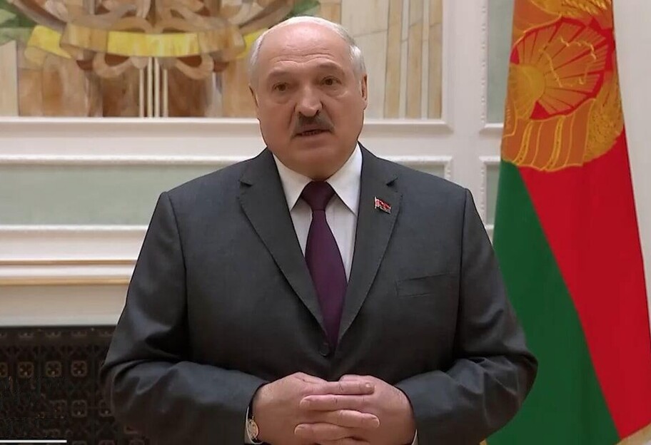 Лукашенко наградил сотрудников КГБ за освобождение белорусов из Украины  - фото 1