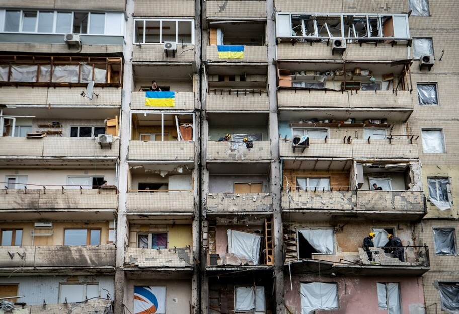 Реконструкція зруйнованих будинків у Києві - будівлі відновлять до середини осені - фото 1