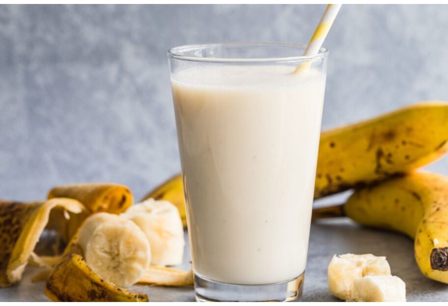 Молочный коктейль - пошаговый рецепт прохладного напитка из банана в блендере - фото 1