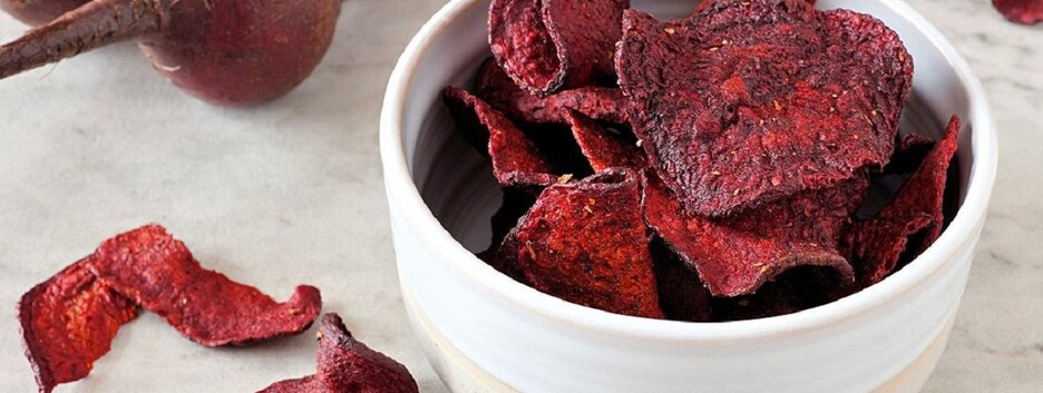 Бережем фигуру к лету: рецепт низкокалорийных свекольных чипсов