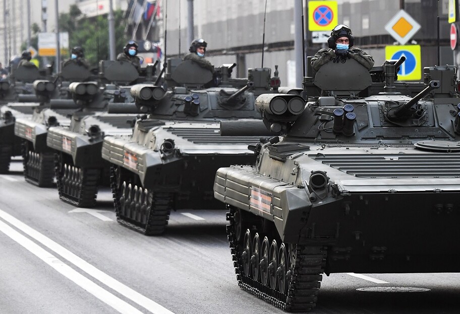 Білорусь перекинула 50 одиниць бронетехніки до кордону з Україною - відео - фото 1