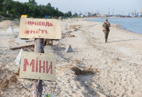 В Одессе полиция выгоняет с пляжей отдыхающих: купаются в заминированном море (видео) 