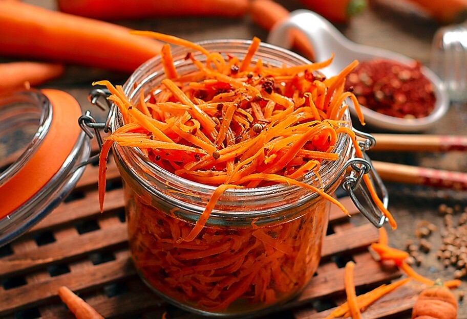 Салат с морковью по-корейски - как приготовить острый овощной салат с мясом - рецепт - фото 1