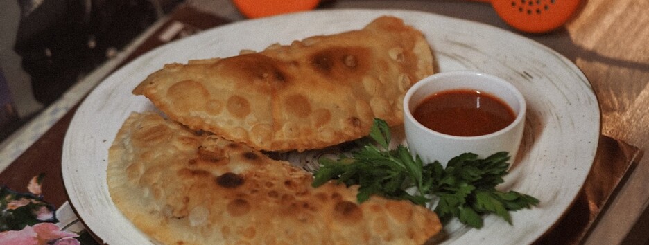 Соковиті чебуреки зі смаженими грибами та зеленню: рецепт найсмачнішої вечері