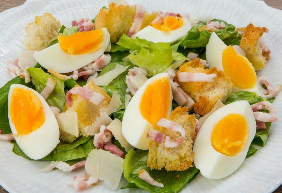 Теплый салат с яйцом и беконом - пошаговый рецепт вкусного блюда на завтрак - фото 1