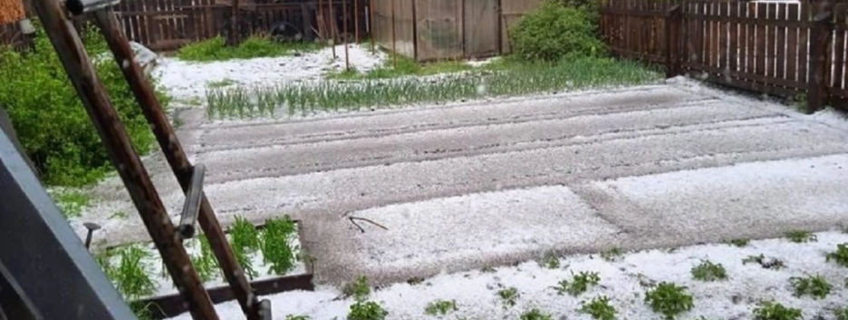 Краще б камені з неба: російський Кузбас засипало снігом 3 червня (відео)