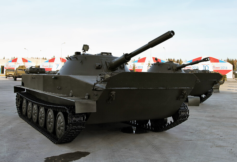 Танки ПТ-76 -  Россия отправляет на войну в Украину старую технику - фото 1