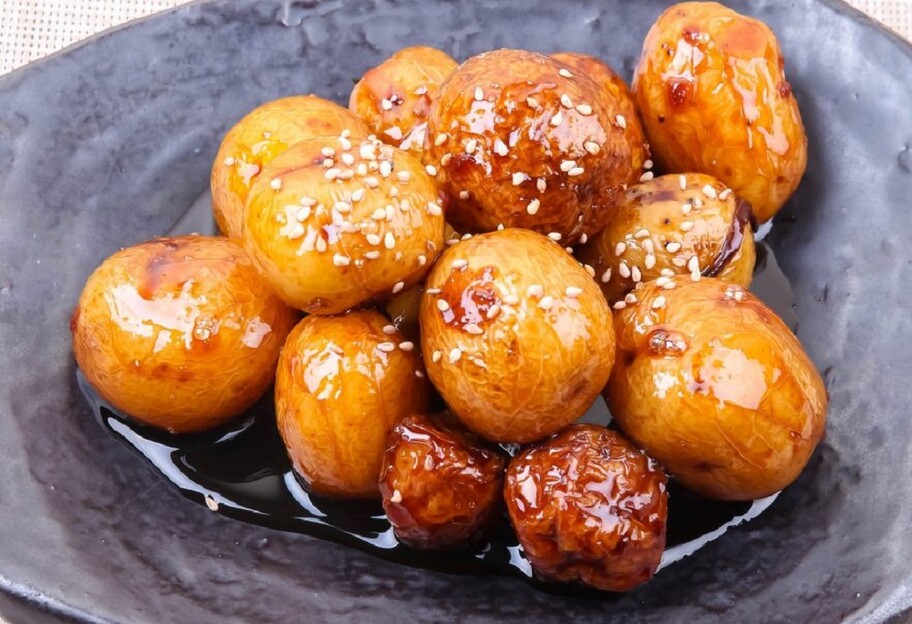 Рецепт гарнира из молодого картофеля - как приготовить картошку в медово-соевой глазури - фото 1