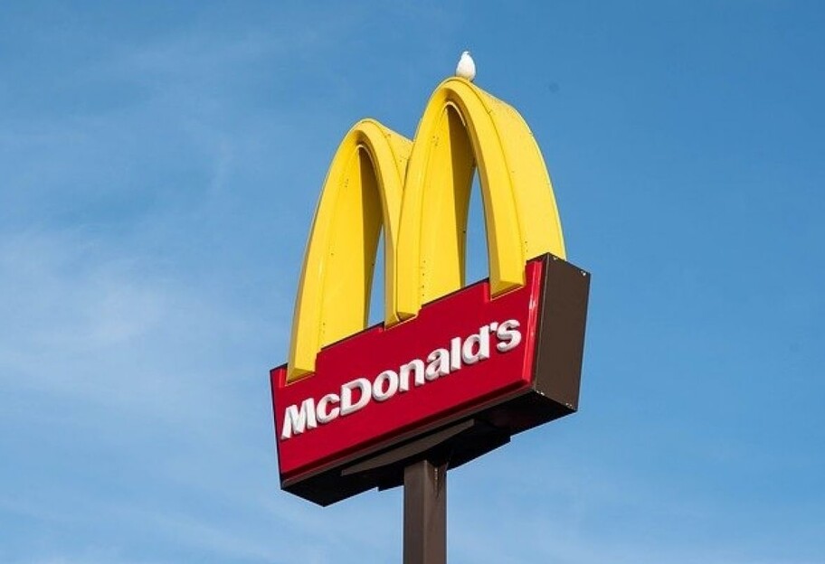 McDonald's ушел с российского рынка - с посуды начали убирать логотип сети - фото 1