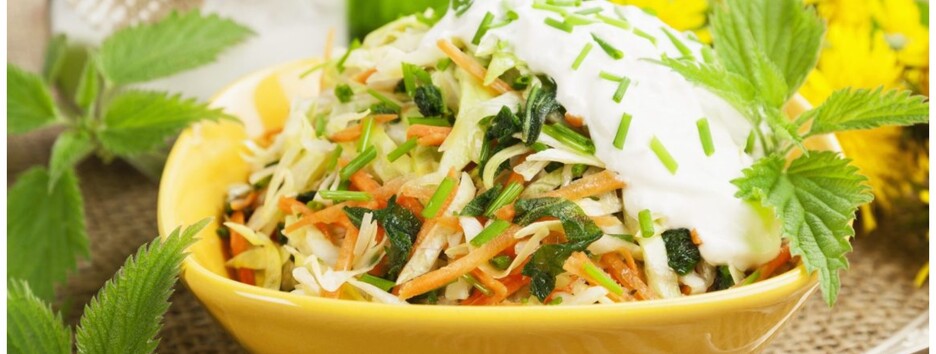 Быстро освежит в жару: рецепт простого салата из капусты и крапивы