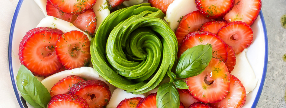 Рай для желудка и польза для фигуры: летний салат с клубникой 