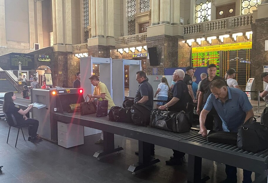 Металлоискатели на ЖД-вокзале в Киеве - Укрзалізниця усилила меры безопасности - фото 1