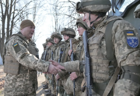 Защитники Донецкой области получили гумпомощь – командующий сил обороны Сергей Наев
