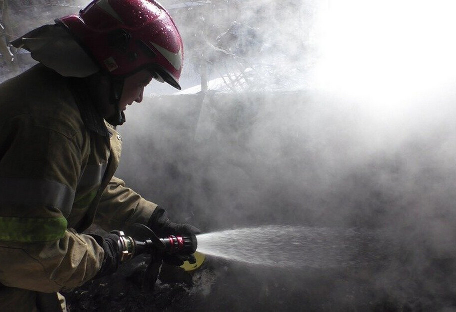 Пожар в Днепре - в городе загорелось одно из предприятий - фото 1