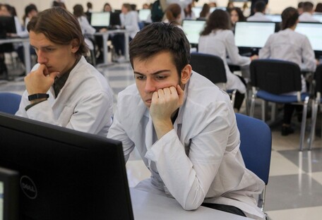 Студентов-медиков из РФ хотят трудоустроить в 