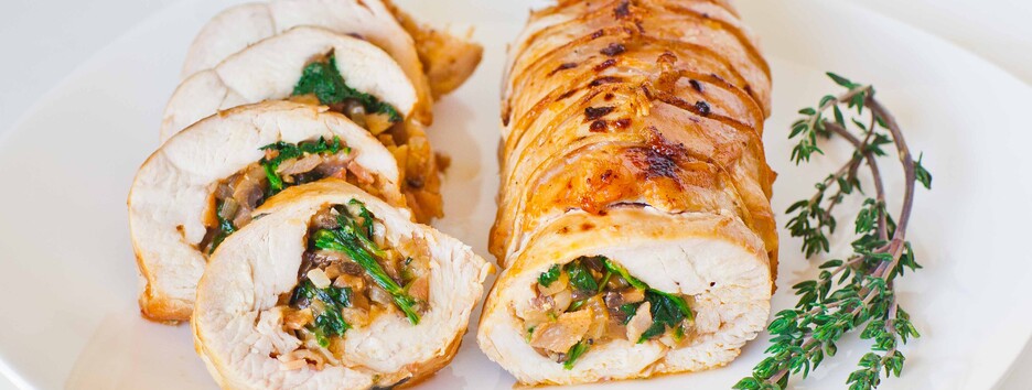 Дуже смачно та соковито: рецепт рулетиків зі свинини з грибами