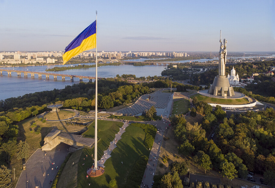 Главный флаг Украины в Киеве опустят - он получил повреждения  - фото 1