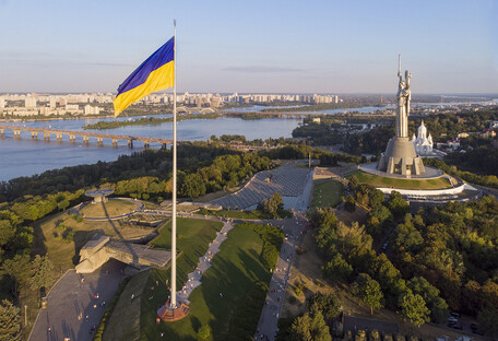 В Киеве на сутки спустят главный флаг Украины: в КГГА озвучили причину 