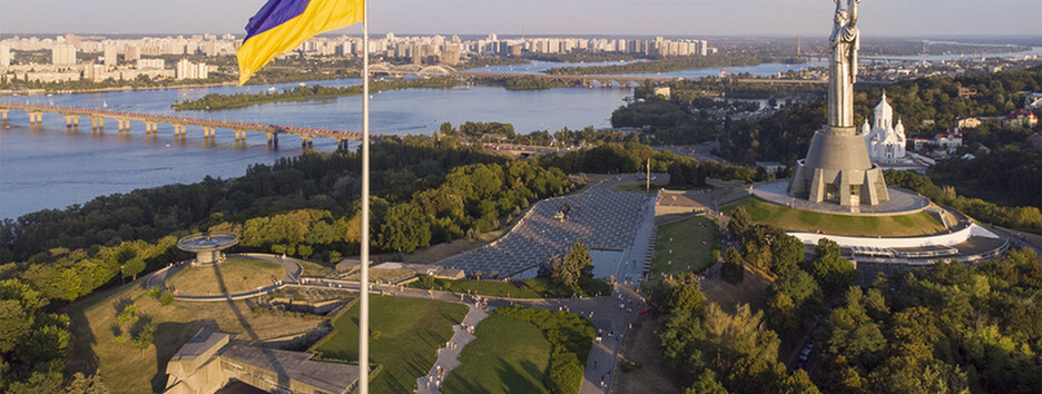 В Киеве на сутки спустят главный флаг Украины: в КГГА озвучили причину 