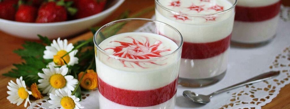 Летний десерт без выпечки: рецепт сметанно-клубничного желе