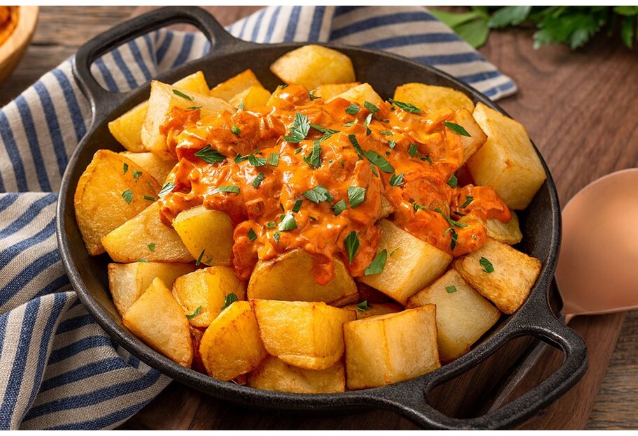Пататас бравас з гострим соусом - покроковий рецепт картоплі по-іспанськи - фото 1