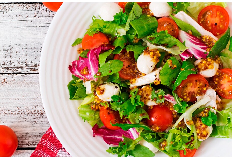 Літній салат з куркою та моцареллою - покроковий рецепт - як приготувати ситну страву  - фото 1