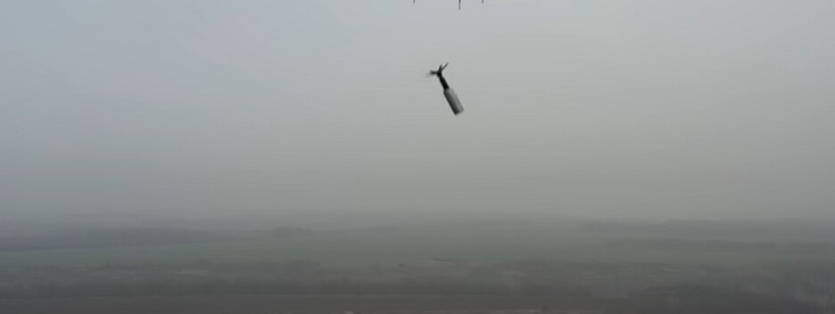 Аэроразведка показала, как ударные дроны уничтожают технику РФ (видео)