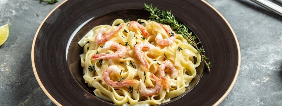 Ситна вечеря за 30 хвилин: рецепт пасти з креветками у вершковому соусі