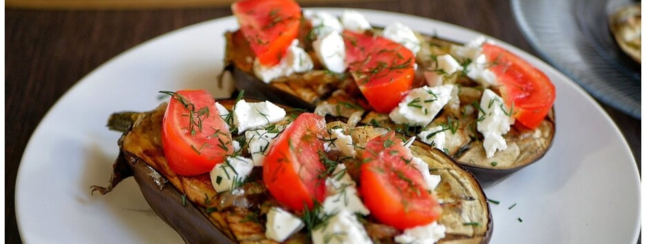 Невероятно вкусный: рецепт салата в баклажане от Джейми Оливера 