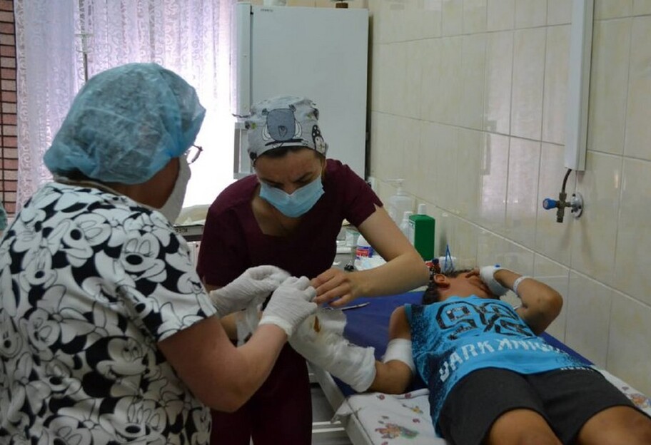 Війна в Україні - військові відвідали у Запоріжжі дітей, поранених під час обстрілів - фото 1
