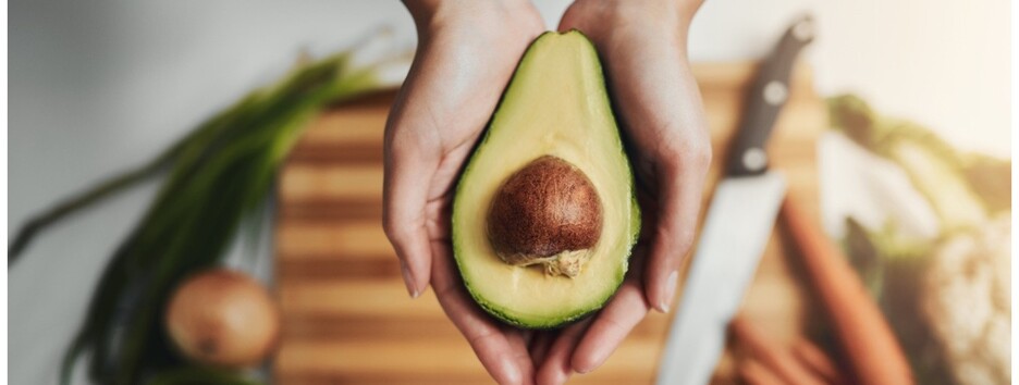 Освежит и насытит: рецепт салата с индейкой и авокадо