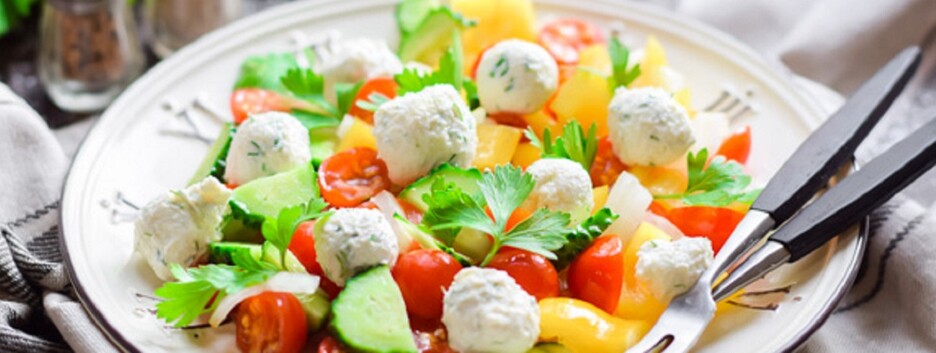 Легкий и полезный: готовим овощной салат с творожными шариками
