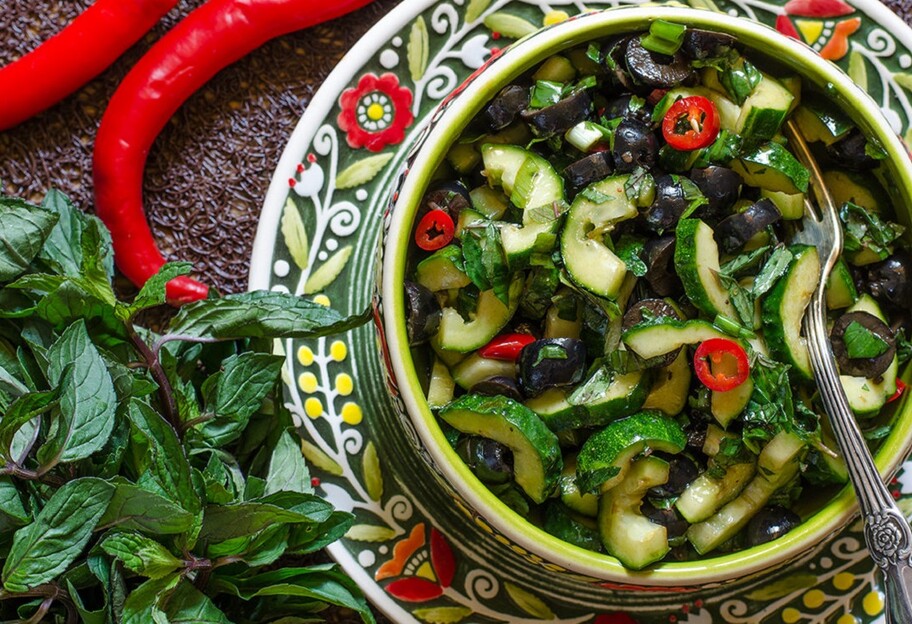 Салат из огурцов - как приготовить острые овощи в соусе - рецепт Джейми Оливера - фото 1