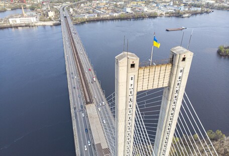 Один из мостов Киева закрывают для частного транспорта