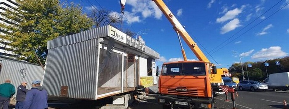 У Києві демонтують МАФи, які заважають доступу до укриттів