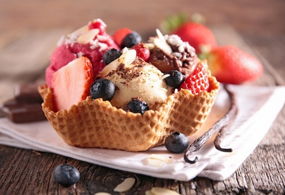 Грушевий десерт з морозивом та ягодами - покроковий рецепт - як приготувати страву - фото 1