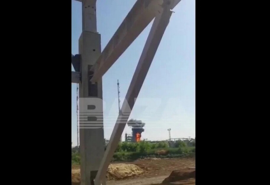 Пожежа в Ростовській області - безпілотник потрапив до нафтозаводу, відео - фото 1