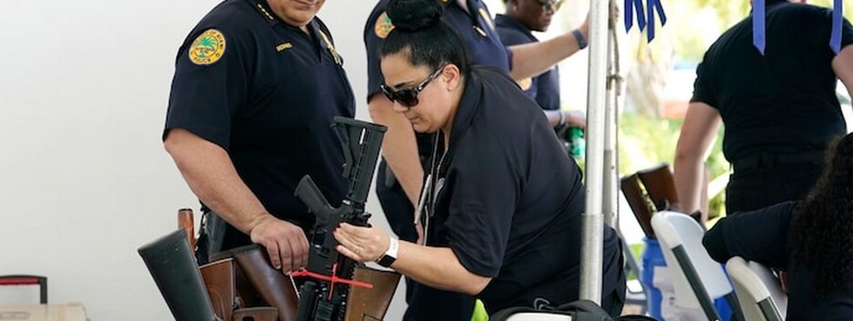 В США полиция начала выкупать у граждан оружие для отправки в Украину (фото)