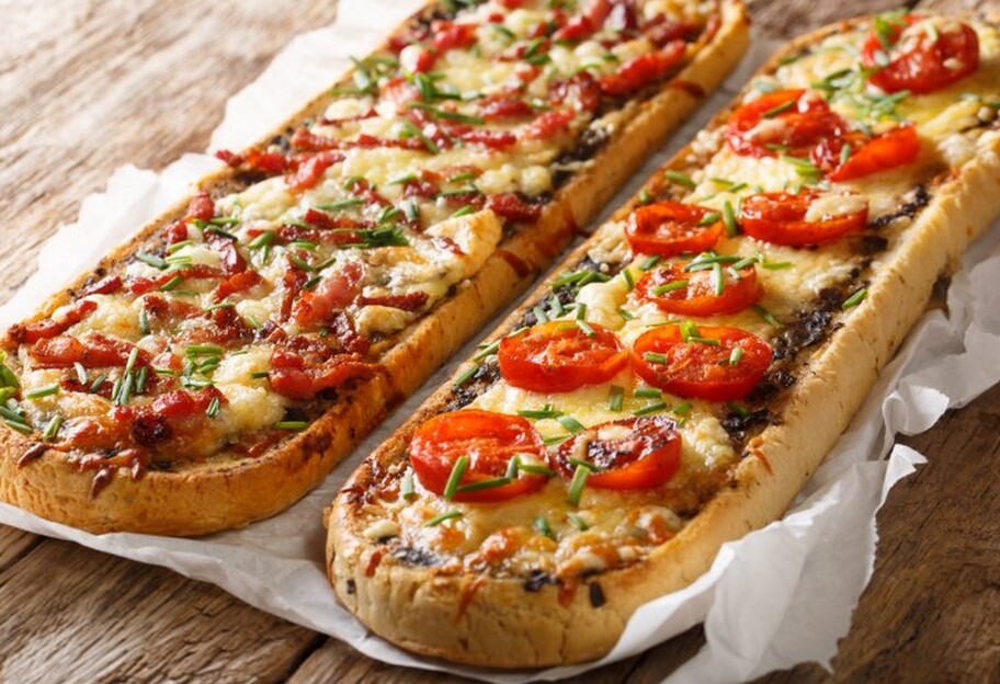 Піца на хлібі з помідорами та сиром - покроковий рецепт страви - фото 1