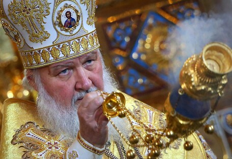 Патриарх Кирилл рухнул на пол во время освящения храма (видео)