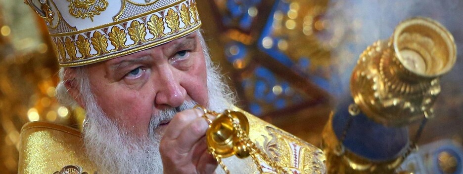 Патриарх Кирилл рухнул на пол во время освящения храма (видео)