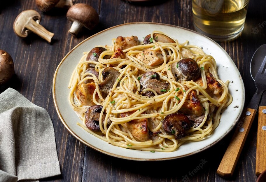Спагетті грибами - як приготувати макарони в соусі - рецепт - фото 1