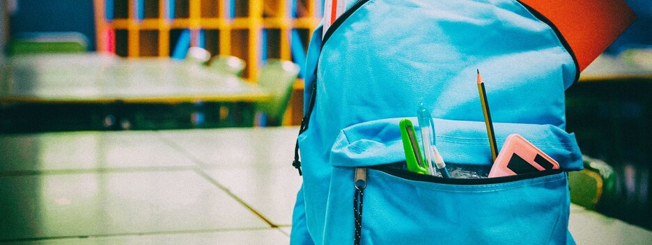 Родителям школьников в Польше выплатят по 300 злотых: как получить помощь