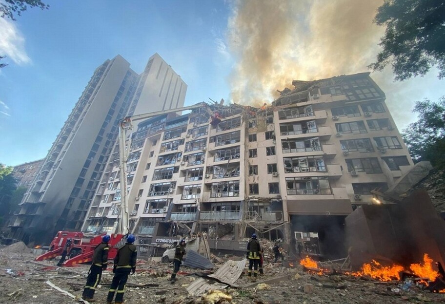 Обстріли Києва - ворожа ракета потрапила до будинку - подробиці - фото 1