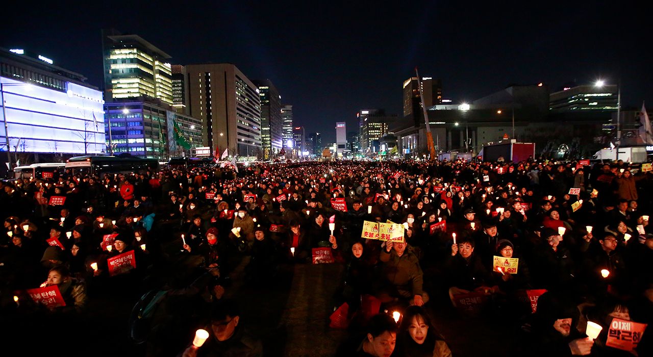 В Сеуле протесты - президента отстранили от власти