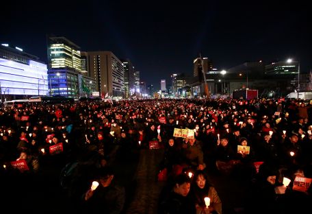 В Сеуле протесты - президента отстранили от власти