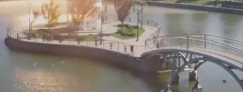 Люди прыгали в озеро: взрыв в Кременчуге показали с видеокамер ближайшего парка (видео)