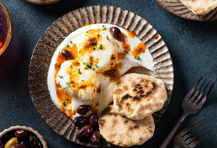 Чылбыр на завтрак - как приготовить яйца по-турецки - рецепт - фото 1