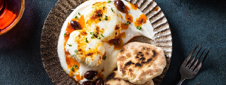 Турецкий завтрак: готовим яйца пашот в остром соусе