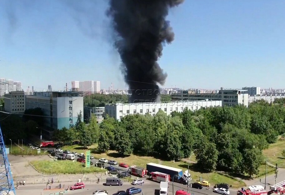 Пожар в Москве 29 июня - горит ангар с шинами, слышны взрывы - видео - фото 1